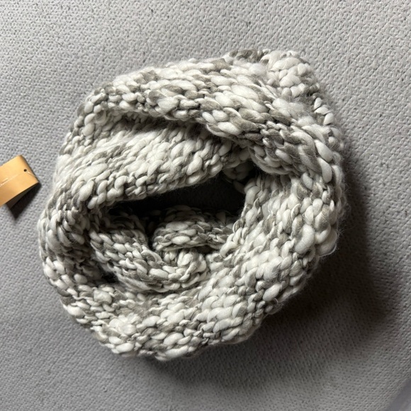 Francesca's Textured Boucle Chunky Knit Grey & White Circle Infinity Scarf NWT - Picture 2 of 3
